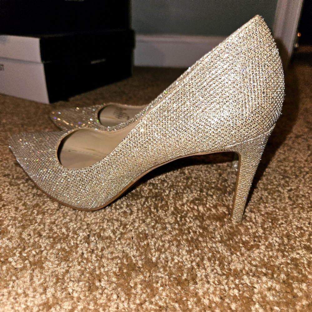 BCBG shimmer pumps